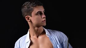 巴西23歲模特兒羅伯托（Paulo Roberto）因為神似足球巨星C羅（Cristiano Ronaldo），而被網友封為「C羅分身」。翻攝IG