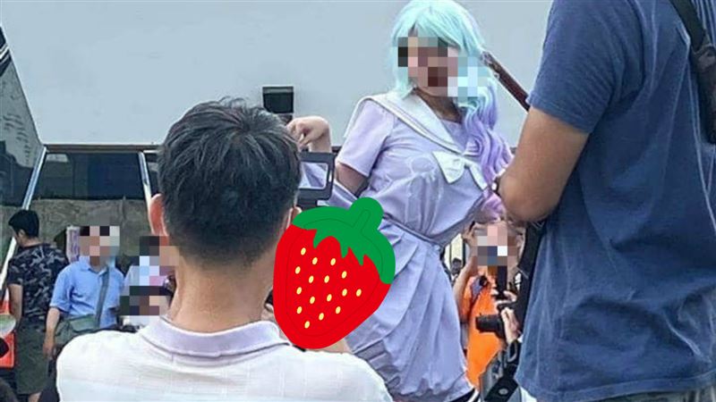 假Coser妹沒穿內褲　掀裙任人拍