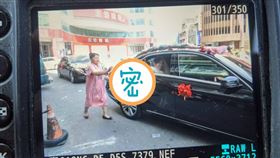 新娘、禮車、出嫁、丟扇子、電風扇（圖／婚禮攝影師菜菜大哲授權使用）
