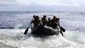 突擊艇翻覆　士兵落水全副武裝求生難