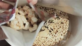 買好市多海鮮泡麵…一開見「35隻蝦」女傻眼（圖／翻攝自Costco好市多商品經驗老實說）