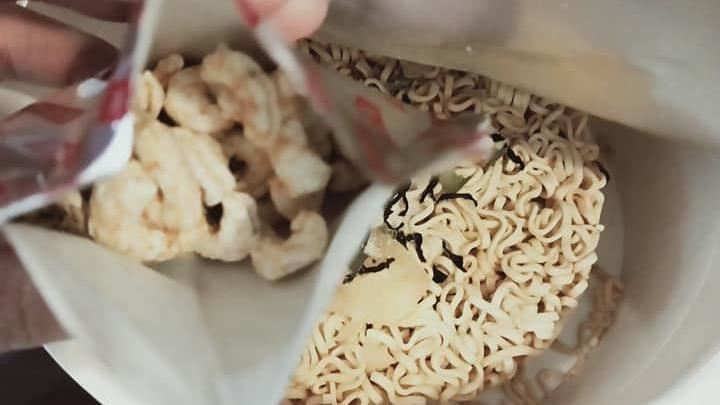 開箱好市多泡麵　女見35隻蝦傻眼