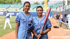 ▲詹詠然、詹皓晴替富邦悍將開球。（圖／記者劉彥池攝影）