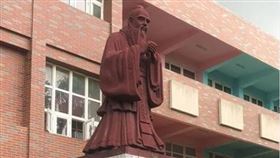 網友在爆廢公社上貼文，小朋友們在校園巡禮說孔子銅像是土地公（圖／翻攝自爆廢公社）