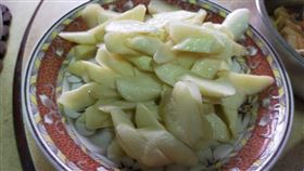 嬤炒茭白筍…他咬一口差點吐。（圖／翻攝自爆廢公社臉書）