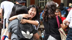 指考結束　考生開心擁抱109學年度大學入學指定科目考試5日進行最後一天考試，下午考完最後一科後，考生們步出考場開心擁抱彼此。中央社記者林俊耀攝　109年7月5日