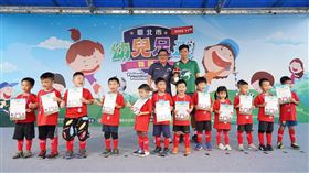 ▲航源FC董事長頒獎給奪冠的航源天使小球員。（圖／記者林辰彥攝影）