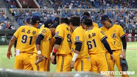 ▲中信兄弟球員聚集喊聲。（圖／記者劉彥池攝影）