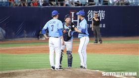 ▲富邦悍將投手教練吳俊良喊暫停、捕手林宥穎、投手陳仕朋。（圖／記者劉彥池攝影）