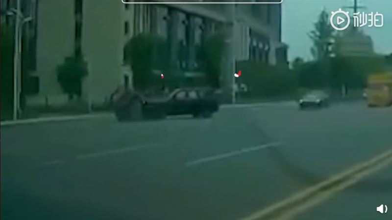 麵包車狠撞勞斯萊斯！車損恐破8百萬