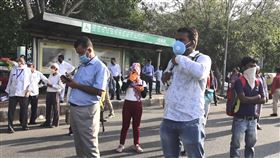 印度擁有龐大年輕勞動力成世界工廠利基印度擁有龐大年輕勞動力，且勞工成本較低，成為印度發展為世界工廠的利基，但政策不穩定與法令對外資不友善是問題。圖為新德里一公車站等車人群。中央社記者康世人新德里攝  109年6月15日