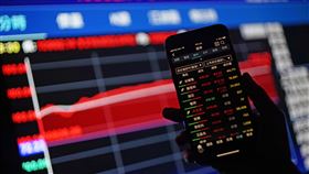 台股收漲219.92點在美股上揚及資金回流挹注下，台北股市30日股匯雙漲，傳產及金融股買單積極，推升大盤收漲219.92點，為10992.14點，漲幅2.04%，成交金額新台幣2290.84億元。中央社記者裴禛攝　109年4月30日