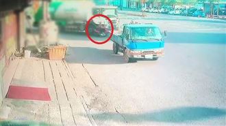 彰化7旬嬤遭槽車撞倒　慘捲車底輾斃
