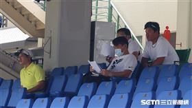 中信兄弟總教練丘昌榮和副領隊恰恰彭政閔。(圖／記者王怡翔攝影)
