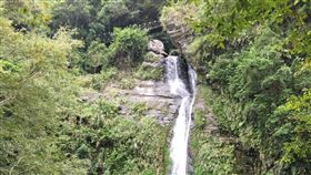 花蓮富里羅山瀑布重新開放（1）花蓮縣富里鄉羅山瀑布木棧道修復完工重新開放，羅山瀑布為海岸山脈斷層地形所形成的瀑布，高約120公尺，水量豐沛，氣勢驚人。中央社記者李先鳳攝　109年7月6日