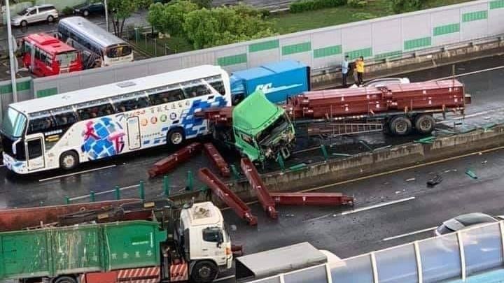 新／聯結車國道失控！鋼條前插險爆頭