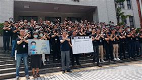 國民黨團全體立委助理計128位，議場前著黑衣，抗議立委誣指藍委助理是黑衣人活動。國民黨團提供