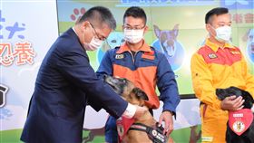 內政部長徐國勇6日上午出席活動，為6隻通過MRT認證的搜救犬授階。（圖／內政部提供）