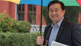 王定宇發文寫道，半夜肚子餓了的人...怎麼辦？只要你是在台南，一切好辦。（圖／翻攝自王定宇臉書）