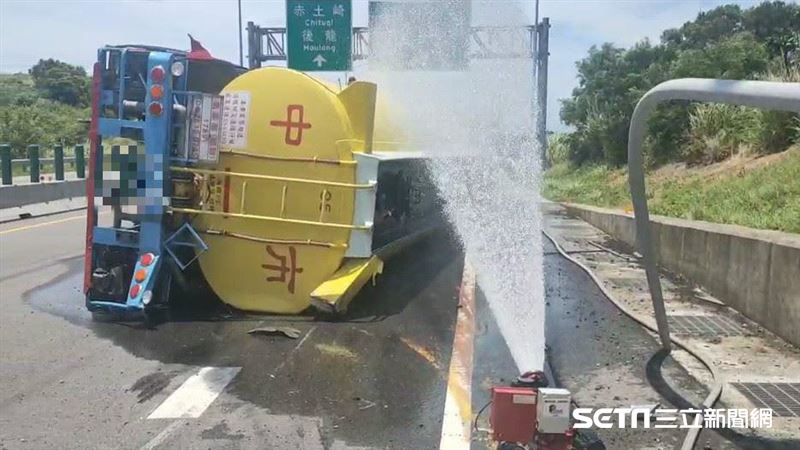 台61線槽車翻覆洩鹽酸　灑水戒護中
