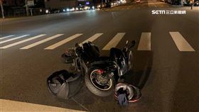 超商購物忘拉手煞　廂型車倒退橫跨4車道撞翻重機