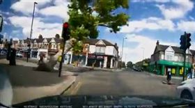 ▲英國一棵路樹迎風倒下。（圖／翻攝自推特）