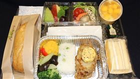 華航自7月6日起，飛航時間單程超過3小時以上往返台北的航班提供「防疫熱餐」。（圖／華航提供）