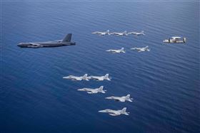 美軍B-52+大黃蜂戰機部署南海畫面曝（圖／翻攝美國太平洋空軍臉書）