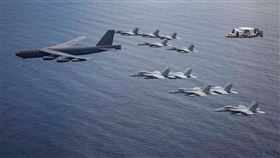 美軍B-52+大黃蜂戰機部署南海畫面曝（圖／翻攝美國太平洋空軍臉書）