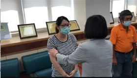 總統蔡英文6日赴國軍高雄總醫院左營分院探視兩位陸戰隊罹難家屬。（圖／翻攝畫面）