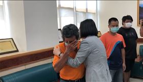 總統蔡英文6日赴國軍高雄總醫院左營分院探視兩位陸戰隊罹難家屬。（圖／翻攝畫面）