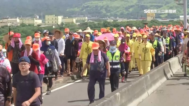 感人！外婆抱孫磕頭求白沙屯媽祖加持