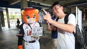 萊恩在測試會現場和總教練林岳平。（圖／統一提供）