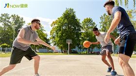 名家專用／NOW健康／熱愛打籃球的男大生，罹患了俗稱「白癜風」的白斑症，是1種常見的色素退化疾病，容易造成患者內心自卑。(勿用)