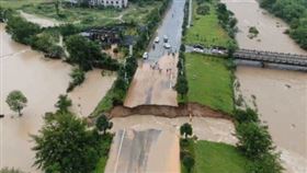 黃山通道被沖斷「裂8公尺」（圖／翻攝自央視新聞）