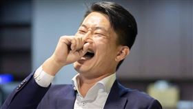 陳柏惟後來透過臉書回應，本來沒有黑衣人圍議場，現在有了，他還貼出4張自己狂笑的照片，並tag林為洲，反諷意涵濃厚。
（圖／翻攝自3Q 陳柏惟臉書）

