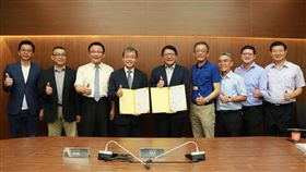 中山大籌設醫學院助屏東偏鄉醫療中山大學積極籌設醫學院系培育公費醫生，解決離島偏鄉醫療人力不足問題，校長鄭英耀（左4）與屏東縣長潘孟安（左5）簽署合作備忘錄，允諾攜手合作。（中山大學提供）中央社記者王淑芬傳真　109年7月6日