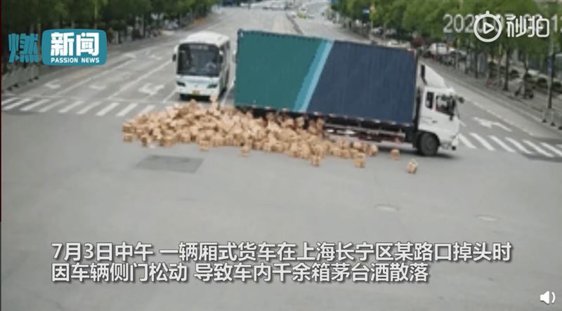 一轉彎千箱酒噴出！司機崩潰：賠不起