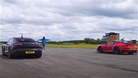 ▲Porsche 911 Turbo S對決Taycan Turbo S（圖／翻攝自CarWow Youyube）