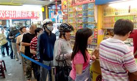 ▲全台各地投注站已經出現購買威力彩排隊人潮。（圖／匯星彩券行提供）