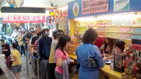 ▲全台各地投注站已經出現購買威力彩排隊人潮。（圖／匯星彩券行提供）