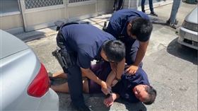 男子被警方壓制在地。（圖／讀者提供）