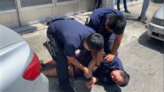 獨／行車糾紛抓狂　男當眾自打滿臉血