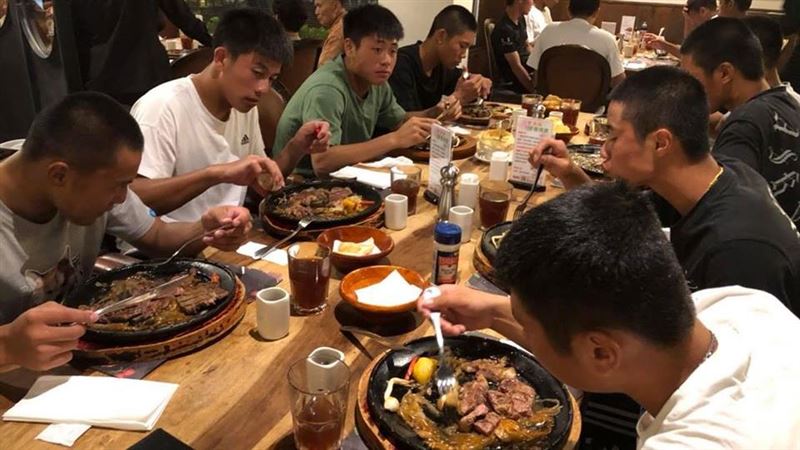 辜仲諒請吃牛排被酸　台東人氣炸反嗆