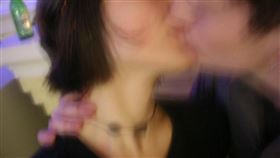 親吻 情侶
https://www.flickr.com/photos/lara604/81563798/in/photolist-8d35o-73xd6z-7Q2QYY-7vy9gA-5P3XgZ-y1DtnC-63KK2U-UYiNuj-cpTzhs-4QmxK1-6PydY8-8DYP9-4JshYL-dXHeQ-9Shh1F-CGEUQ7-YXNhLh-kcDfC-7VQTaT-3q2zv