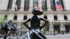 美股道瓊勁揚553點  收復25000點大關美股道瓊工業指數美東時間27日勁揚553點，兩個半月來首度收在25000點以上。圖為紐約證券交易所與對街的「大無畏女孩」雕像。中央社記者尹俊傑紐約攝  109年5月28日