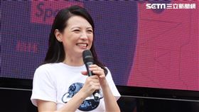 Spark首張創作專輯發片乾媽陳孝萱送上喉糖打氣加油。（記者邱榮吉/攝影）