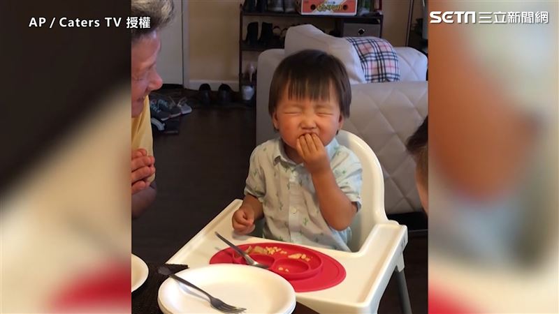 飯前禱告狂偷吃！網笑：太可愛原諒他