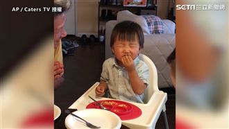飯前禱告狂偷吃！網笑：太可愛原諒他