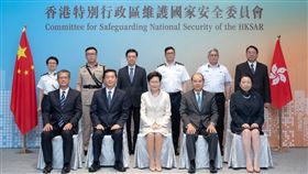 香港國安委舉行首次會議：行政長官林鄭月娥（前排中）擔任主席的香港特別行政區維護國家安全委員會舉行首次會議，國家安全事務顧問駱惠寧（前排左二）列席會議。各人在會議前合照。
（圖／翻攝自香港政府新聞處）